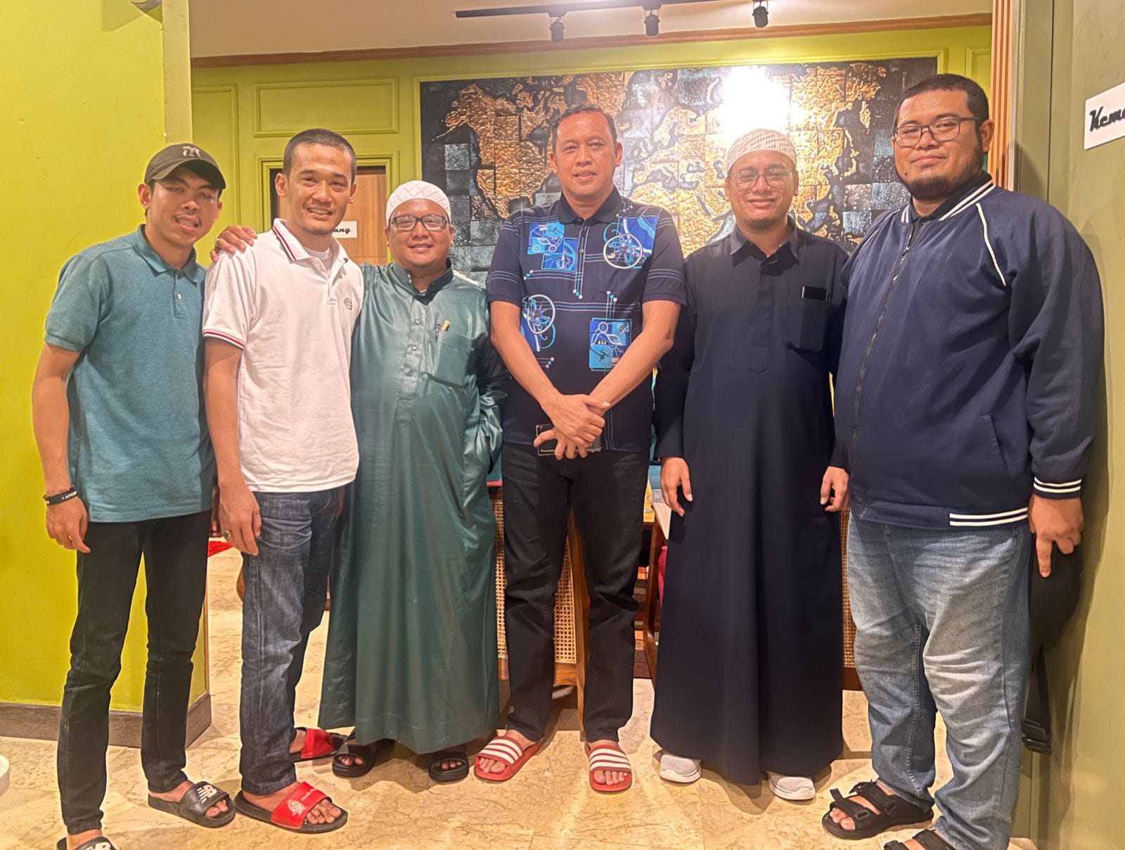 Tri Adhianto bersama Habib Alwi bin Muhammad Alatas dan jamaah lainnya