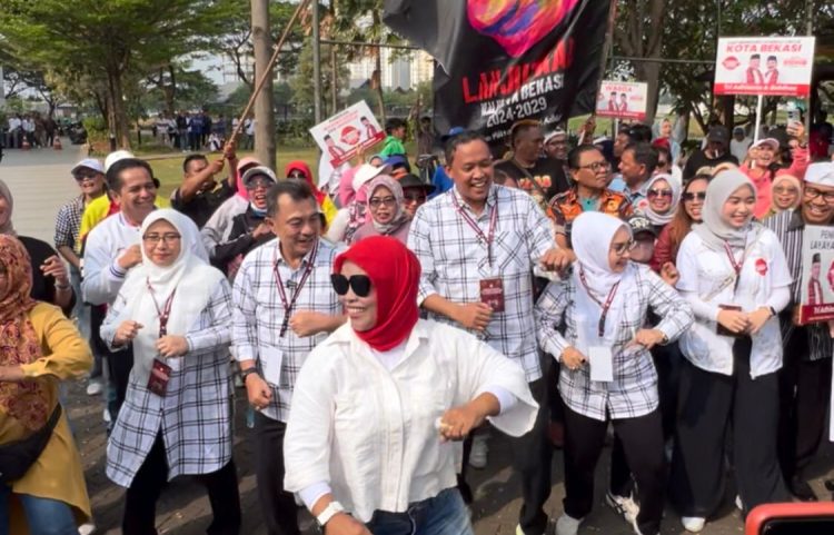 Ciri Khas Kemeja Kotak - Kotak Tri Adhianto dan Abdul Harris Bobihoe