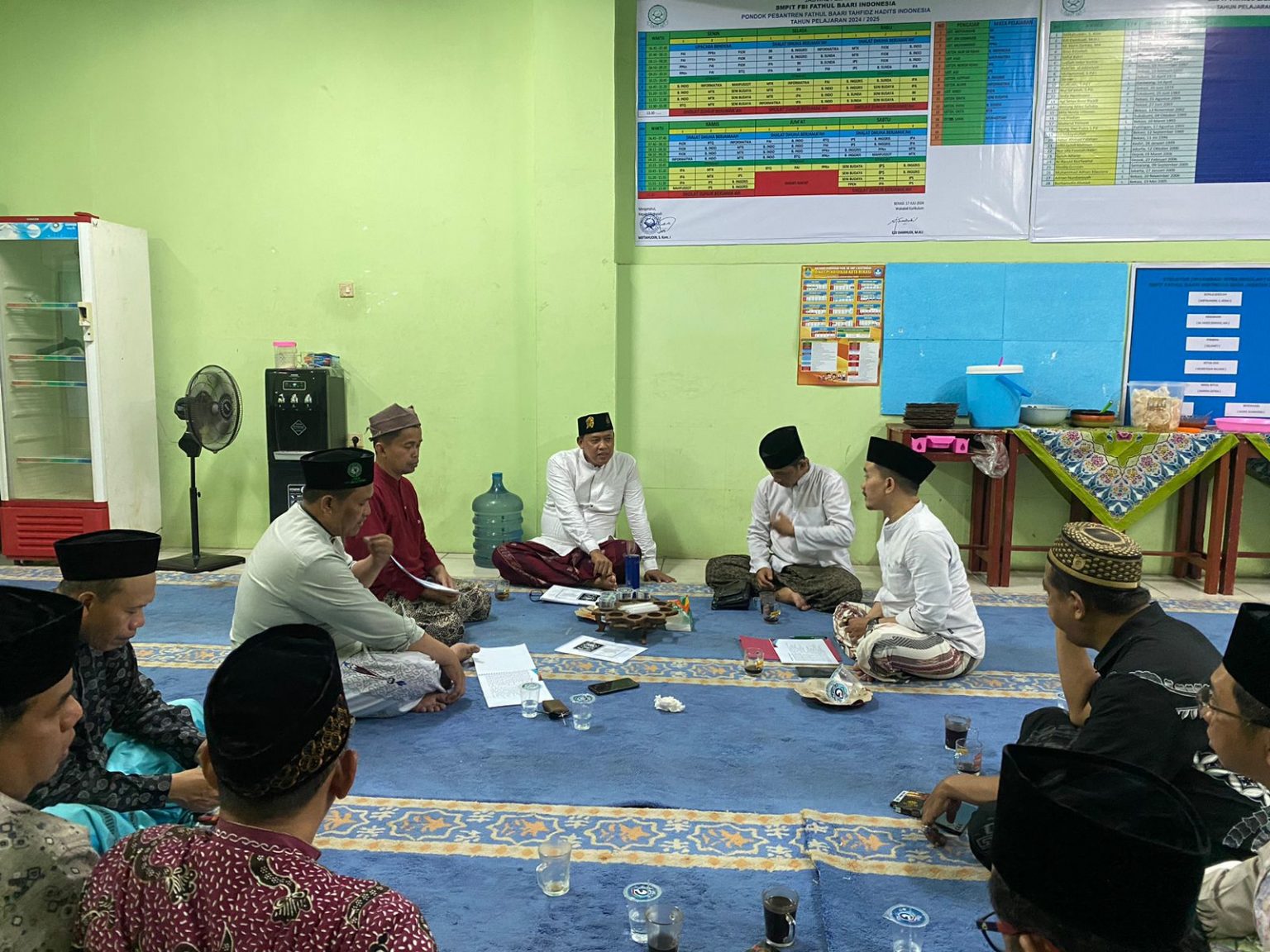 Santri dan Ulama Pondok Pesantren Fathul Baari Buka Puasa Bersama Mas Tri Adhianto